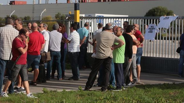 Los exdelphi se concentran ante los antiguos terrenos de la empresa en Puerto Real