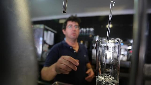 La calle Carlos Haya recuperar hoy el agua si los anlisis resultan negativos