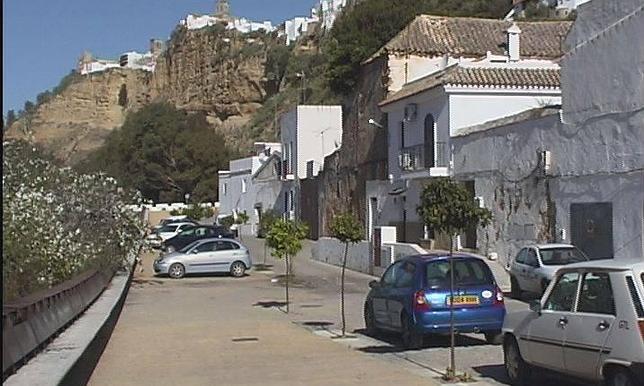 Quitan las farolas de la calle para llevarlas al camping