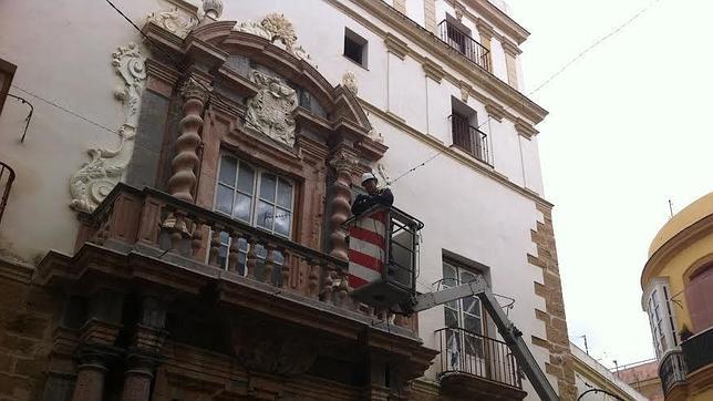 Manos a la obra con el cableado previo al alumbrado navideo en Cdiz