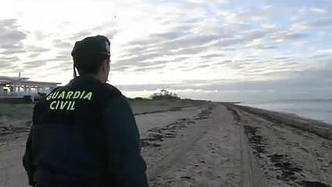 Contina la 'pesca' furtiva de droga en Chiclana cuatro das despus del naufragio