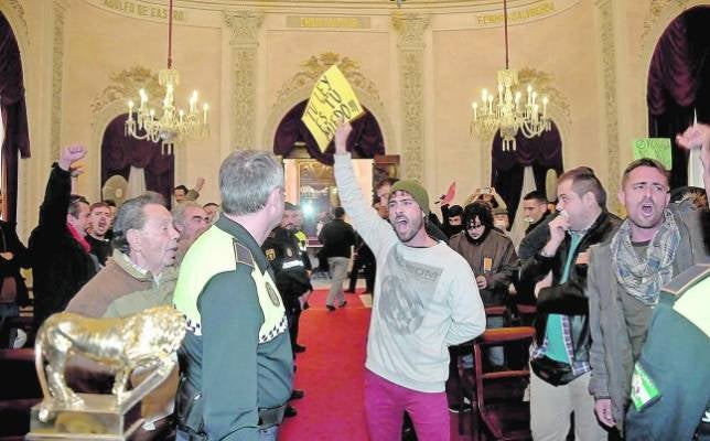 El ltimo Pleno del ao acaba con una trifulca y con la intervencin de la Polica