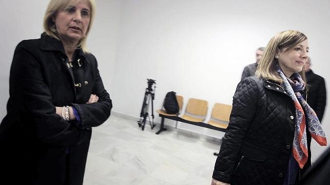 María Jose Pelayo, a su llegada junto con la exalcaldesa Pilar Sánchez