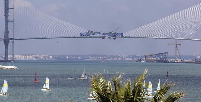 A solo un paso de unir los extremos centrales del segundo puente de Cdiz