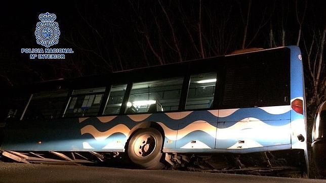 Un policía fuera de servicio auxilia a todos los atrapados en el autobús de Jerez siniestrado