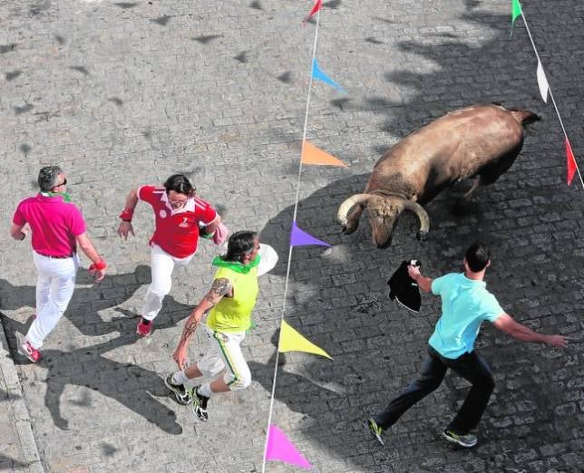 Domingo emocionante  de toros y carreras