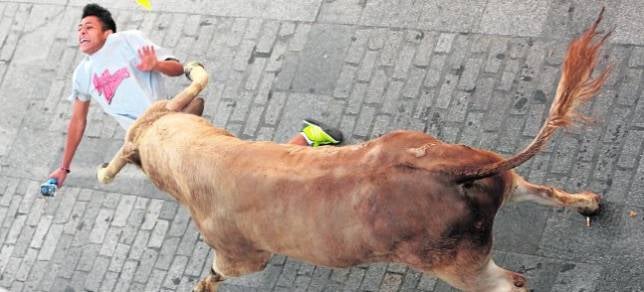 Domingo emocionante  de toros y carreras