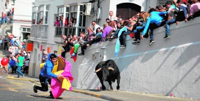 Domingo emocionante  de toros y carreras