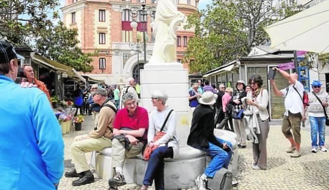 La llegada de tres grandes cruceros inunda Cdiz de turistas