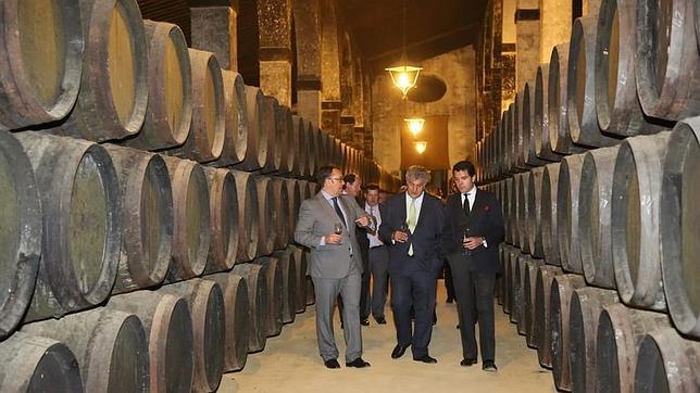 Jesús Posada visita las bodegas Luis Caballero