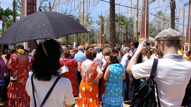 Turistas fotografían el ambiente en la Feria del Caballo