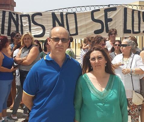 Protesta popular en El Puerto por la retirada a dos abuelos de la custodia de sus nietos