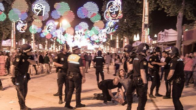 Imagen del vigilante auxiliando al joven herido y tendido en el suelo