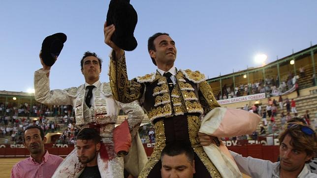 Los diestros Enrique Ponce y El Fandi salen por la puerta grande