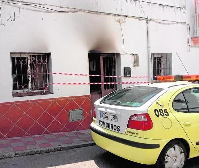 Un fuego calcina parte de una casa de una pedana de Jimena