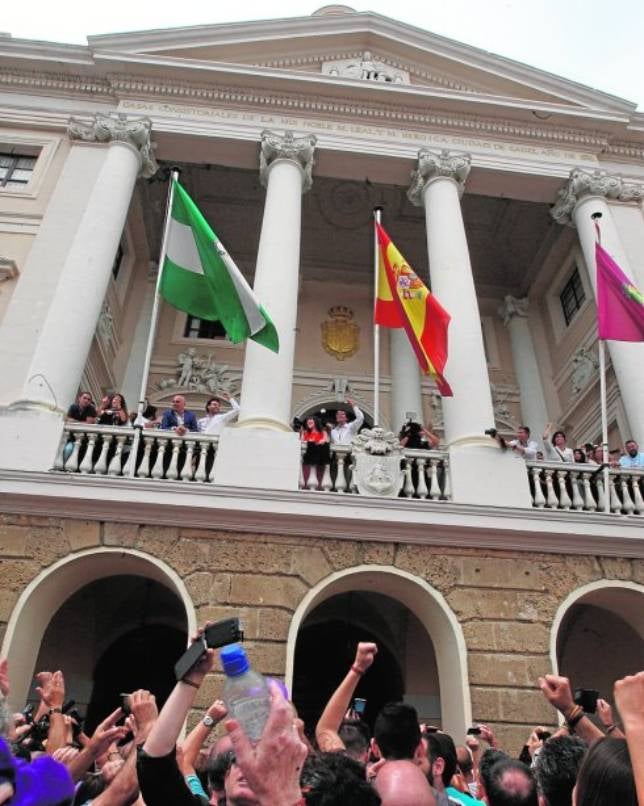 El alcalde de Cdiz se da un bao de masas