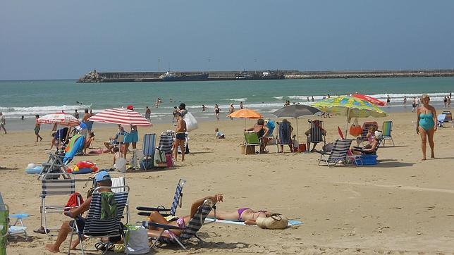 Costas acaba con las tareas de aporte de arena en las playas de Los Barrios, Vejer, El Puerto y Barbate