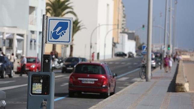 La zona azul ya funciona junto a la playa