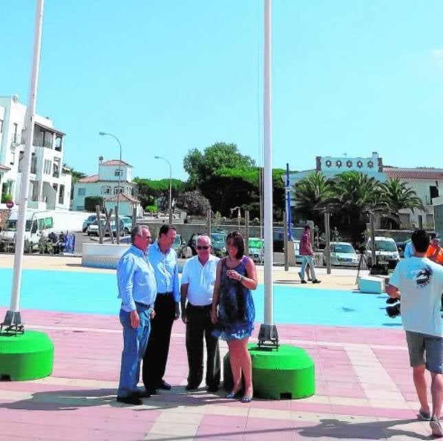 Las playas de la ciudad ya lucen sus banderas que acreditan calidad