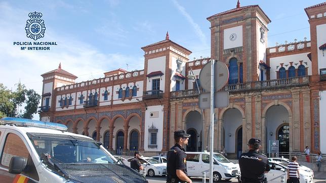 Intenta montarse en el autobús en Jerez con casi un kilo de hachís en una mochila 