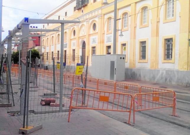 La instalacin de las marquesinas  del tranva reaviva la polmica en San Fernando