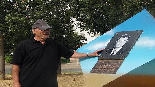 Paco Holgado, ante el monumento que recuerda a su hijo Juan