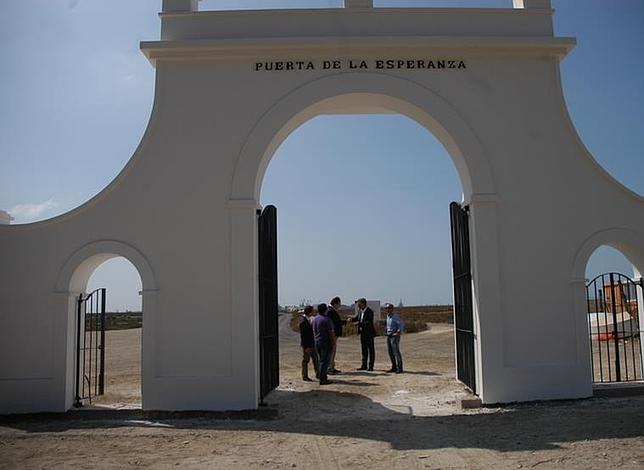 La Universidad de Cdiz recibe la llave de la puerta de las Salinas de la Esperanza