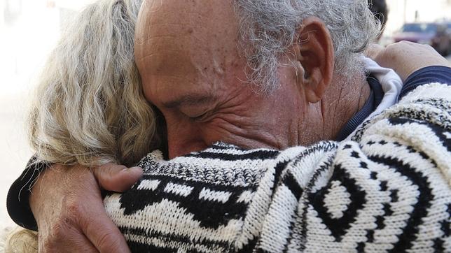 Francisco Holgado abraza a la madre de Sandra Palo a su llegada a Madrid