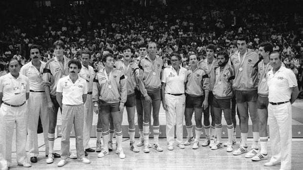 La selección de baloncesto, con la medalla de plata.