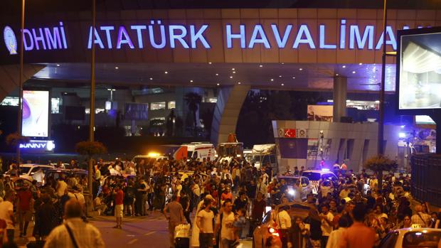 Imagen del aeropuerto Atatürk la noche del 28 de junio cuando un atentado mató a 45 personas