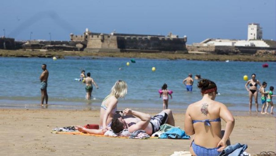 El tiempo en Cádiz amaina el viento de levante y el sol pega con fuerza