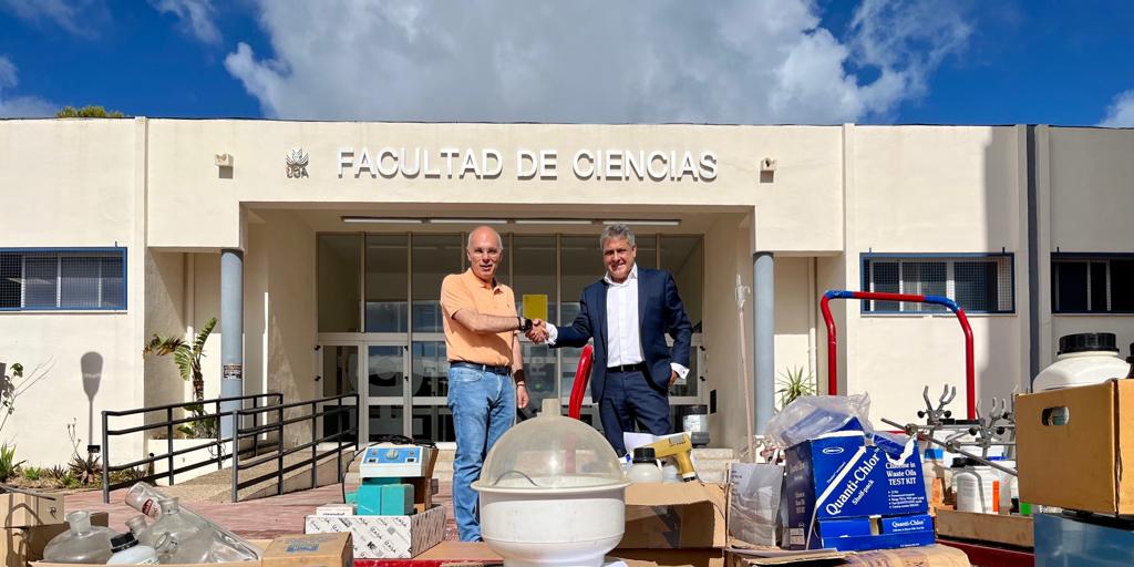 El Cádiz entrega a la UCA material de laboratorio de la antigua