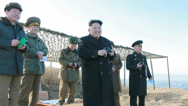 El líder Kim Jong-un, supervisando la prueba del nuevo misil antibuque