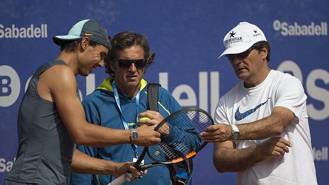 Rafa Nadal conversa con su tío Toni y con Francis Roig en Barcelona