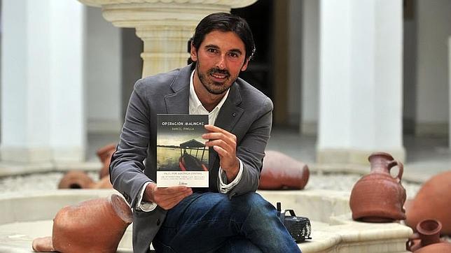 Daniel Pinilla posa con su nuevo libro: 'Operación Malinche'.