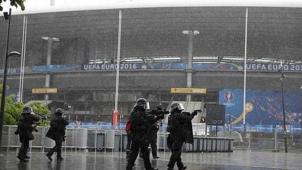 Policías franceses participan en un simulacro de atentado en el 'Stade de France'.