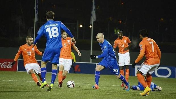 Islandia y Holanda, durante su partido en la fase de clasificación para la Eurocopa.
