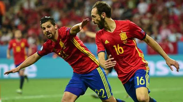 Nolito (i) y Juanfran (d) celebran uno de los goles de España ante Turquía.