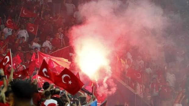 Aficionados turcos durante el partido contra España.