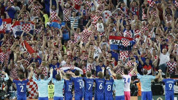Los jugadores croatas celebran con su afición el triunfo ante España.
