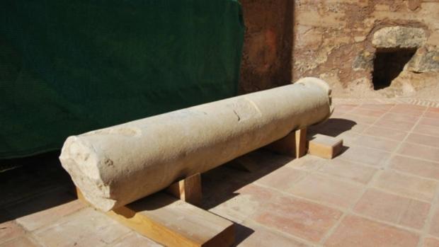 Las dimensiones de la columna hallada hacen pensar en una construcción de bastante entidad