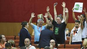 Protesta de miembros de Stop Impuesto Sucesiones poco antes de ser desalojados del Parlamento