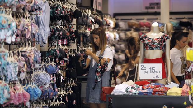 Una chica busca un biquini en una tienda de Córdoba