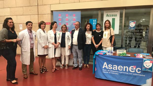 Responsables de las asociaciones, con la directora del hospital Reina Sofía de Córdoba