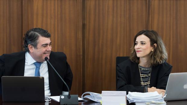 Los letrados del PP Luis García Navarro y Lourdes Fuster en el juicio del caso ERE