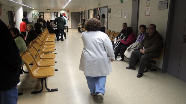Pacientes en el hospital Reina Sofía de Córdoba durante una jornada de huelga