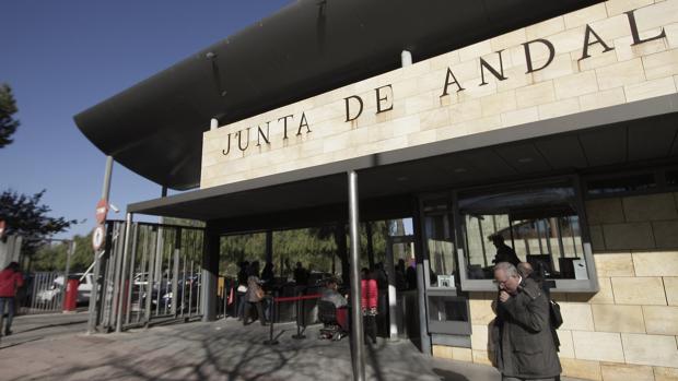 Entrada a Torretriana, que acoge varias consejerías de la Junta de Andalucía