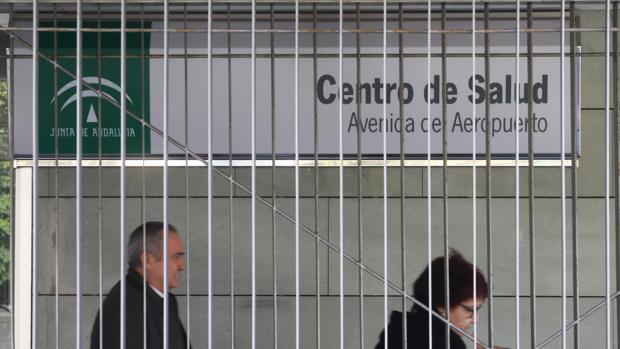 Dos usuarios del centro de salud de la avenida del Aeropuerto