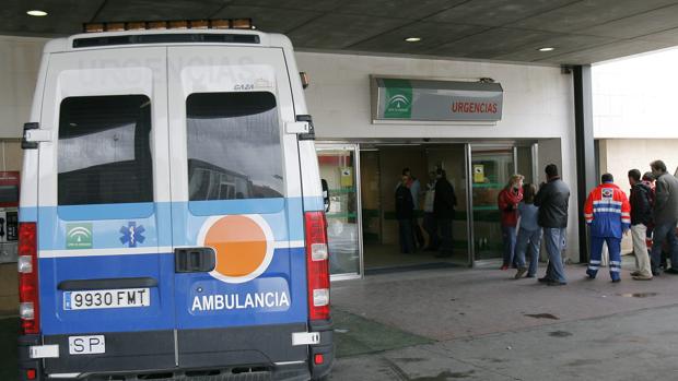 Una ambulancia en la zona de Urgencias del Hospital Reina Sofía