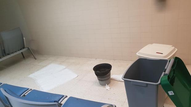 Suciedad en una sala del hospital Médico-Quirúrgico de Jaén